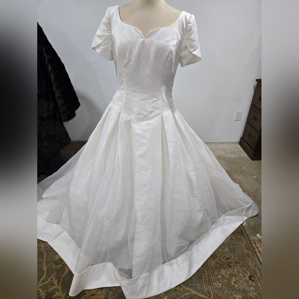 Paloma Blanca Classic White Wedding Dress
